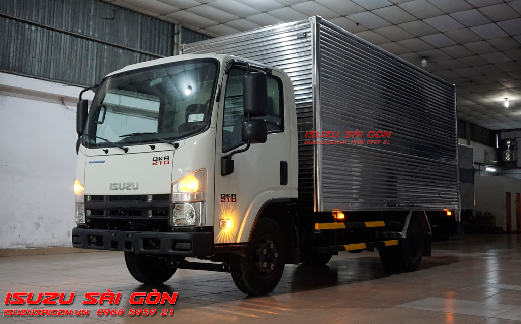Xe Tải Isuzu QKR 1T9 Tấn Thùng Kín Đầu Vuông